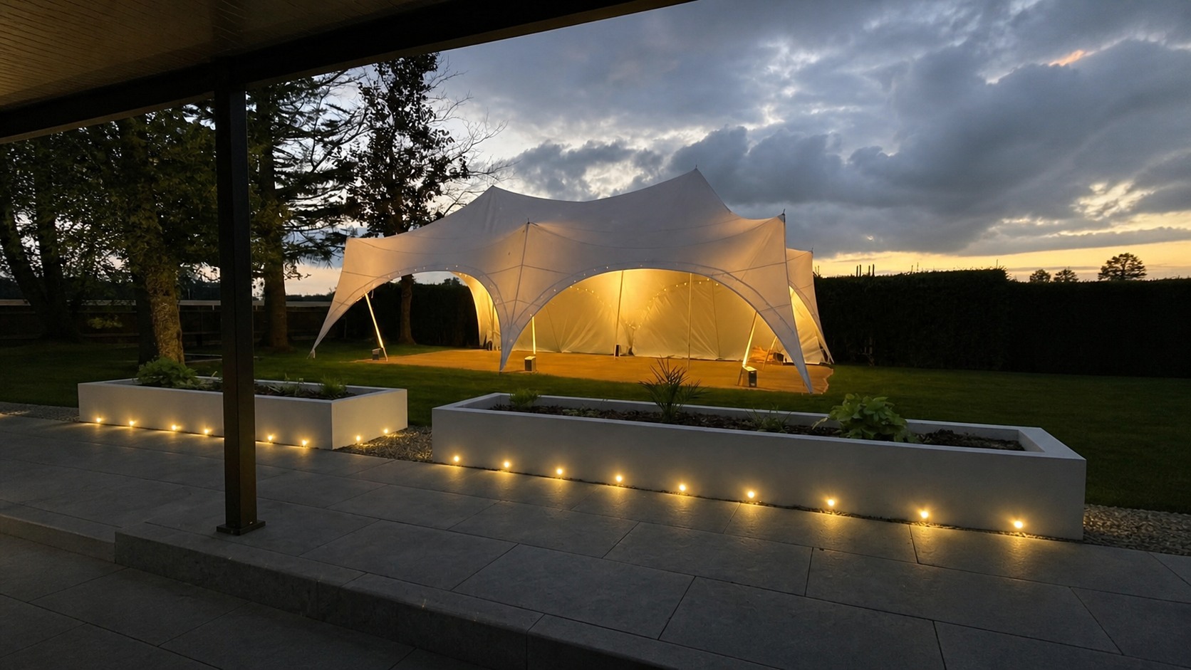 Capri tent with uplighting