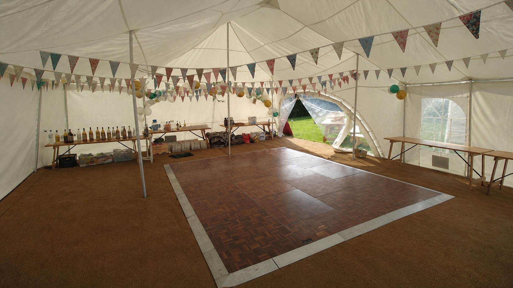 Capri tent with a dance floor